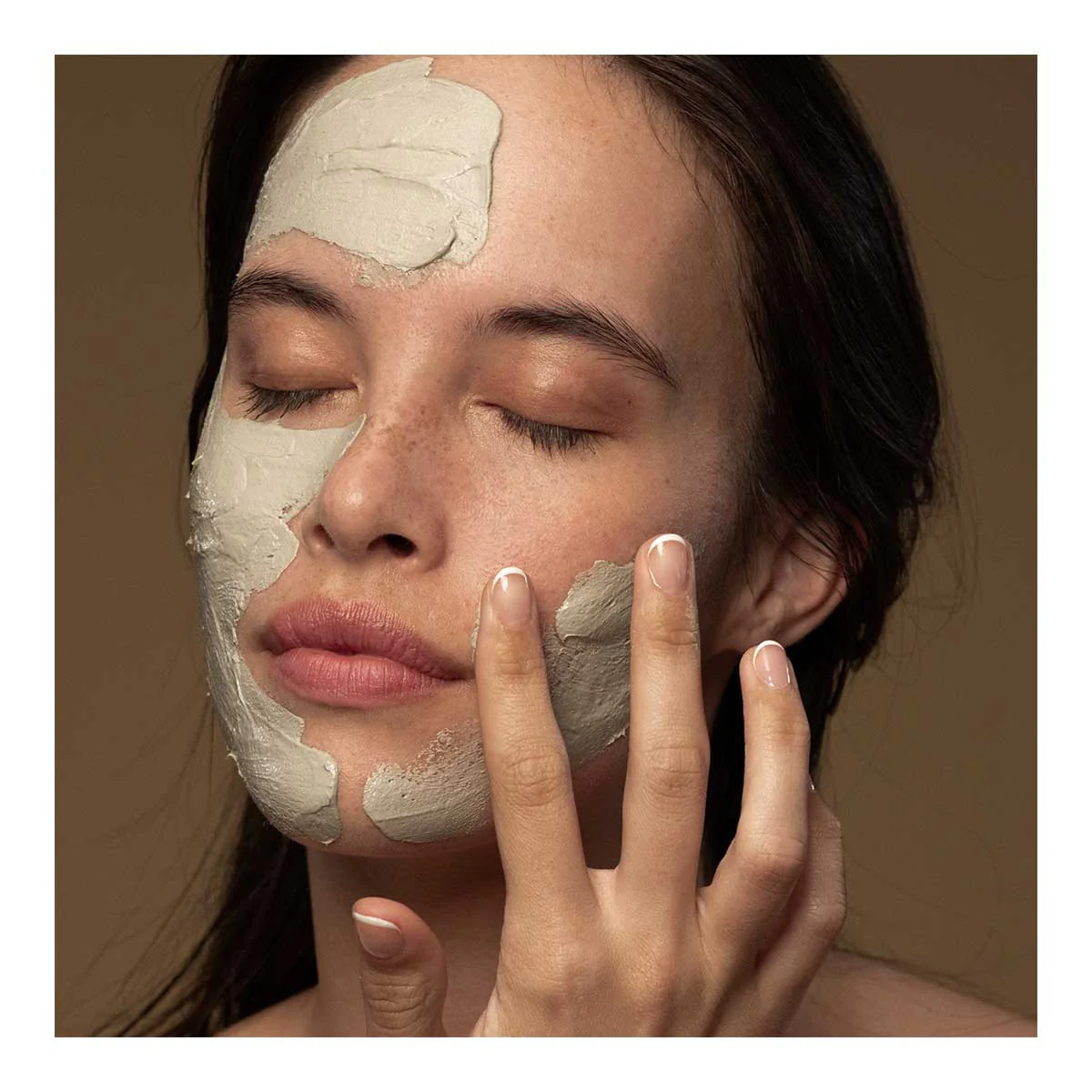 Halo Skin-Brightening Facial Mud Mask - Image 4